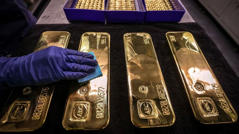 أسعار الذهب تهبط من قمة تاريخية بفعل عمليات جني أرباح