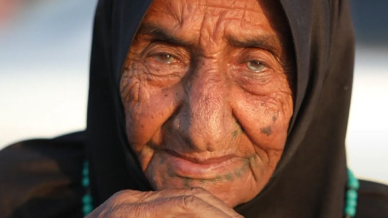 فلسطينية عمرها قرن تنزح قسراً إلى جنوب غزة