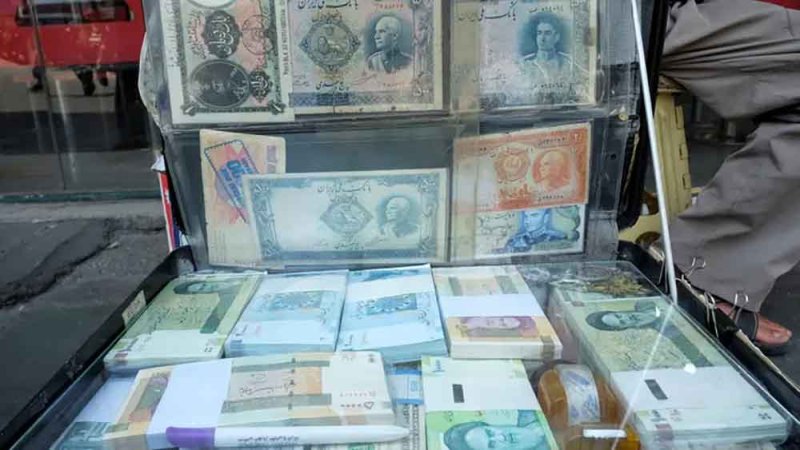 الريال الإيراني يهبط إلى أدنى مستوى له على الإطلاق