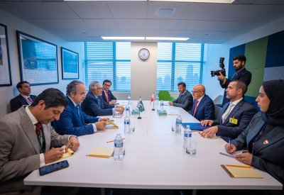 وزير الخارجية يجتمع مع نائب رئيس مجلس الوزراء وزير خارجية جمهورية باكستان الإسلامية