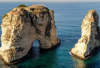 حزب الله يعاند.. ويحشد لإضائة صخرة الروشة بصورة نصرالله