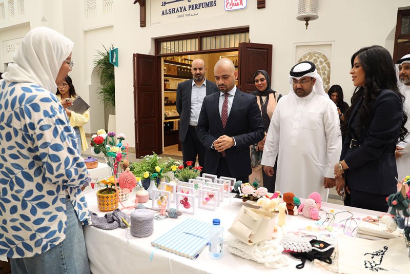 وزير التنمية الاجتماعية يفتتح معرض "أيادي بحرينية" بمشاركة 20 أسرة منتجة