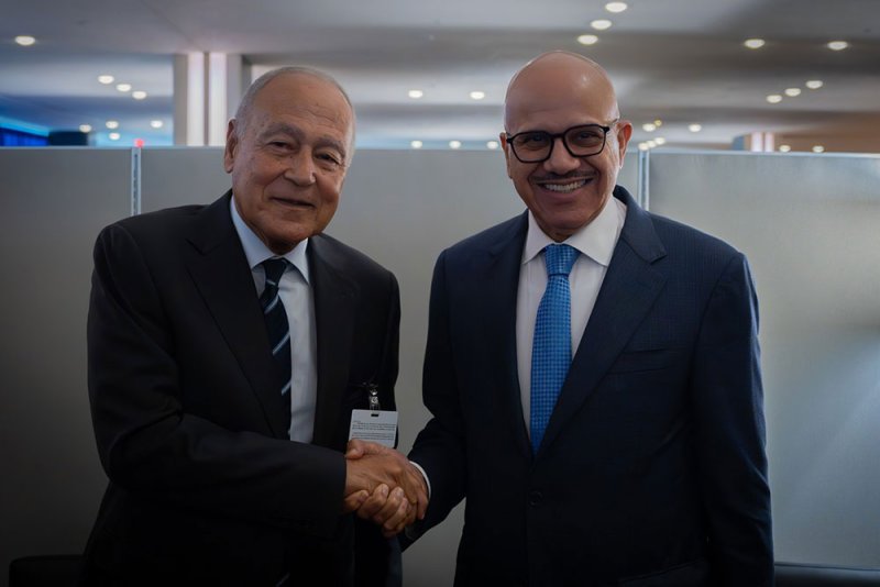وزير الخارجية يبحث مع الأمين العام لجامعة الدول العربية جهود وقف إطلاق النار في غزة