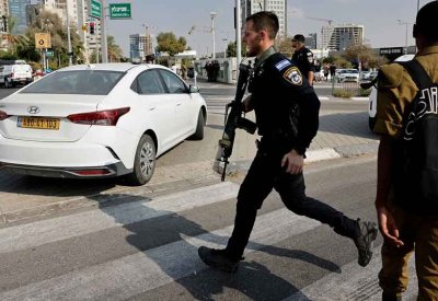 رواتب وحماية كاملة.. إسرائيل تحذر من "مكالمات هاتفية مشبوهة"