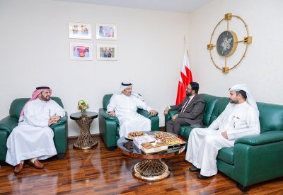 وزير الإعلام يقوم بزيارة إلى صحيفة ذا ديلي تريبيون
