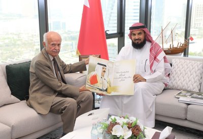رئيس مجلس الأوقاف السنية يستقبل المصور البحريني عبد الله الخان