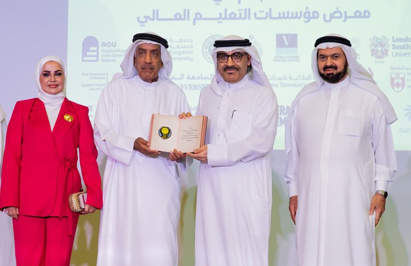 وزير التربية يفتتح معرض التعليم العالي في نادي الخريجين