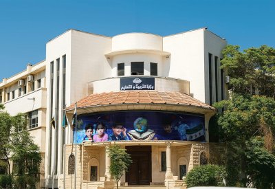 سوريا.. “التربية” تمنع ترديد أي شعارات أو أناشيد في المدارس حتى اعتماد النشيد الوطني والشعار الرسمي