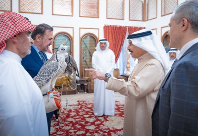 الملك المعظم يتسلم هدية من الرئيس الروسي
