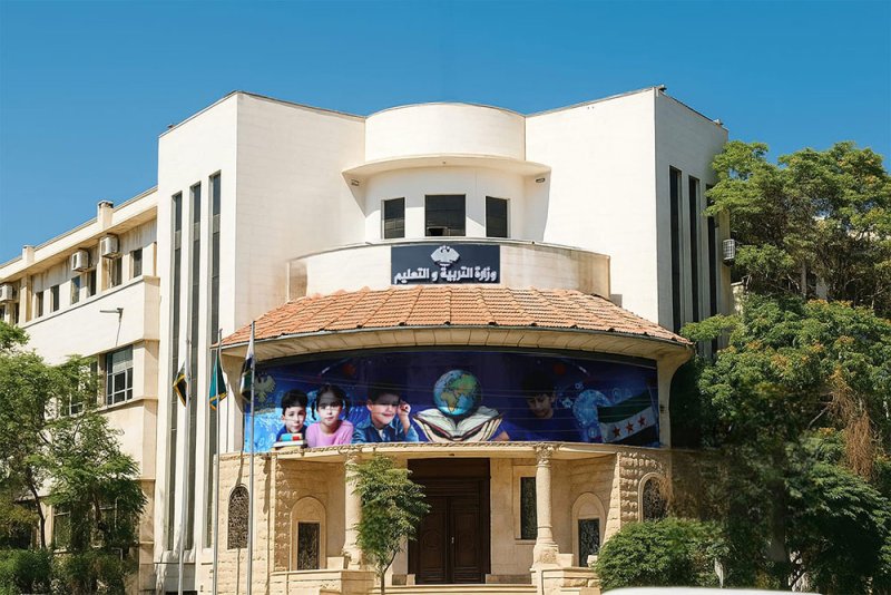 سوريا.. “التربية” تمنع ترديد أي شعارات أو أناشيد في المدارس حتى اعتماد النشيد الوطني والشعار الرسمي