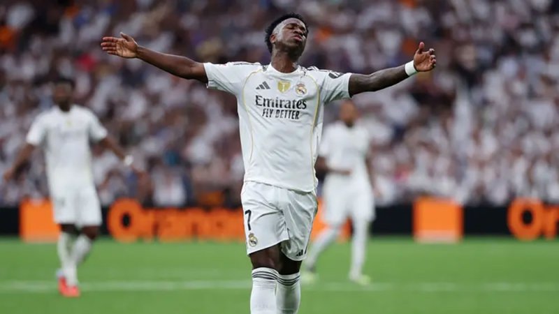 مغنِ إسباني: فينيسيوس "مكروه".. ولاعبو ريال مدريد "لا يطيقونه"