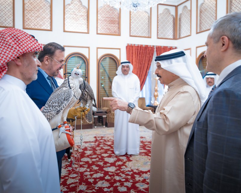 الملك المعظم يتسلم هدية من الرئيس الروسي