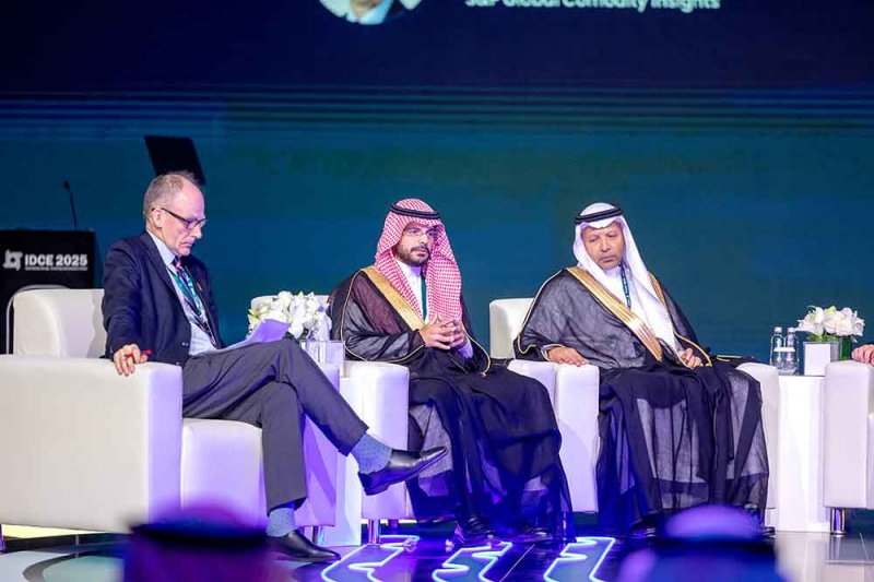 مساعد وزير النفط السعودي: 64 مشروعا للطاقـة المتجـددة فـي مراحـل مختلفـة