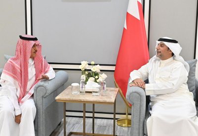 وزير النفط والبيئة يعقد اجتماعًا مع رئيس مجلس إدارة شركة أكوا باور على هامش مؤتمر IDCE2025