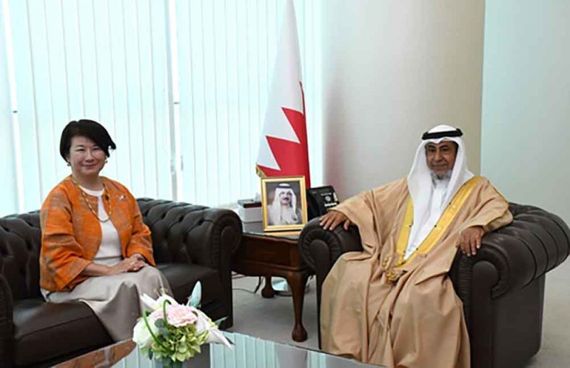 وزير شؤون مجلسي الشورى والنواب يستقبل سفيرة اليابان