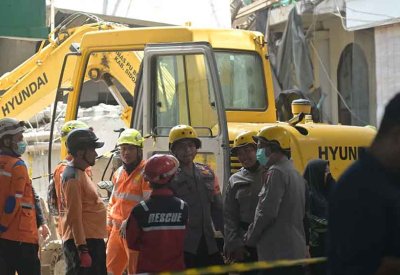 انهيار مدرسة في إندونيسيا.. مقتل 5 و59 لا يزالون تحت الأنقاض