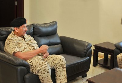 القائد العام لقوة دفاع البحرين يتفقد إحدى وحدات قوة دفاع البحرين