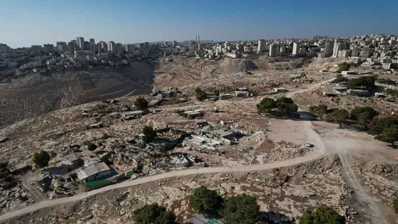 الجرافات الإسرائيلية تمهد الطرق للمستوطنات وتطمس حلم الدولة الفلسطينية