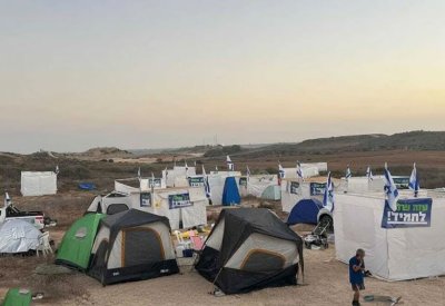مستوطنون يمينيون ينصبون مخيما على بعد مئات الأمتار من غزة