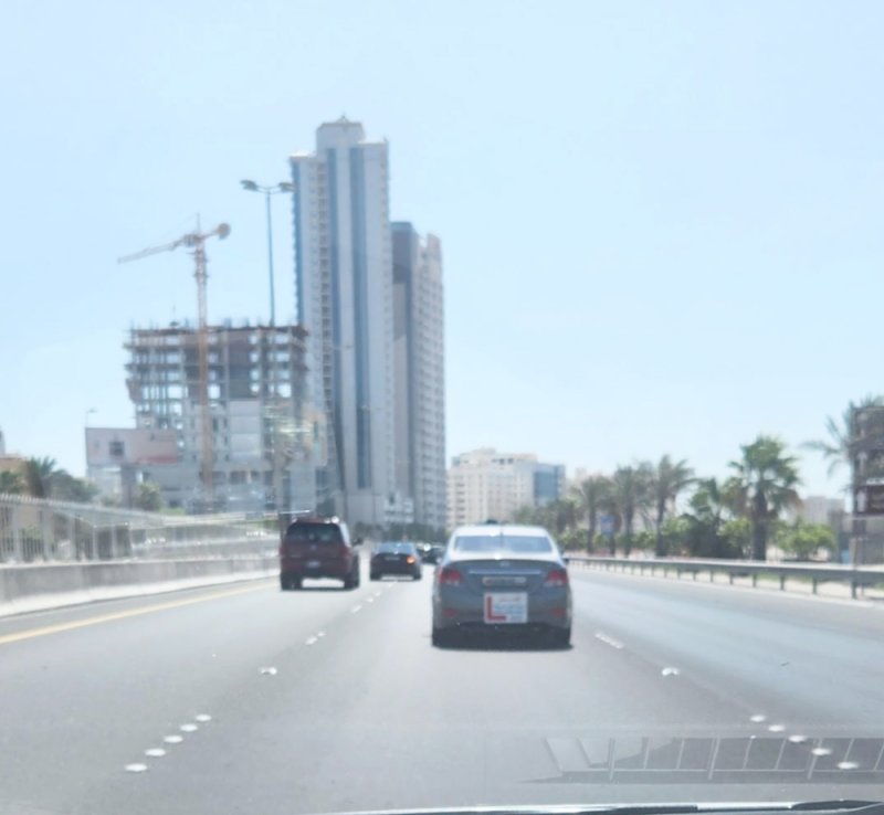 المتدربون في المسار الأوسط.. خطر يربك الحركة المرورية