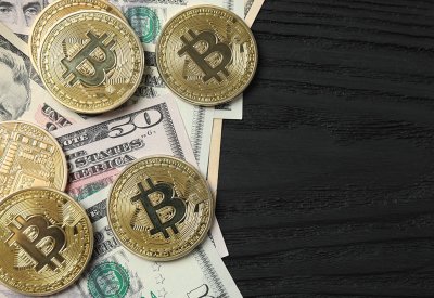 “بيتكوين” تتجاوز 125 ألف دولار مسجلة رقما قياسيا جديدا