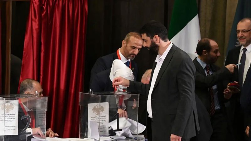الشرع: السوريون فخورون بالانتقال من الفوضى إلى الانتخابات