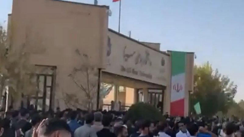 إيران.. احتجاجات بعد مزاعم بتعرض طالبات لمضايقات من قبل عراقيين