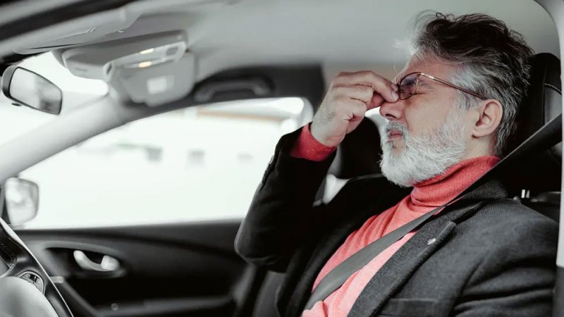 بعيداً عن التوتر وقلة النوم وضغط الدم.. 6 أسباب أخرى للصداع