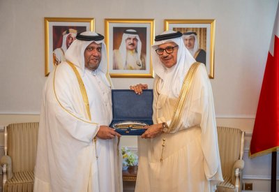 وزير الخارجية يودع السفير القطري