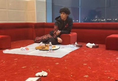 نجل كريستيانو رونالدو يثير تفاعلاً واسعاً وهو يتناول المندي "بالخمس"!