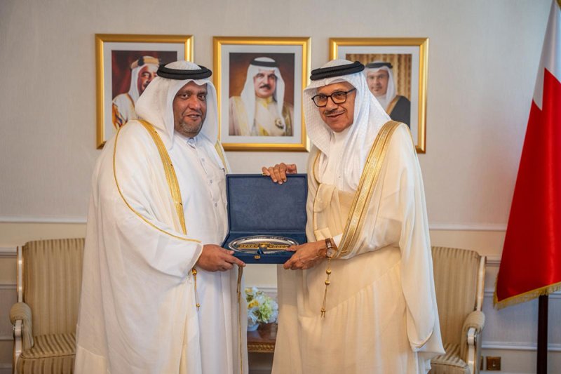 وزير الخارجية يودع السفير القطري