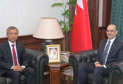 وزير الشؤون القانونية وزير العمل بالوكالة يستقبل سفير جمهورية بنغلاديش الشعبية لدى مملكة البحرين