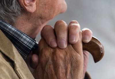 علامة مبكرة للخرف.. قد تظهر في الذراعين والساقين