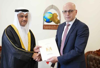 رئيس "المراسم" في "خارجية العراق" يتسلم البراءة القنصلية للقنصل العام لمملكة البحرين في النجف