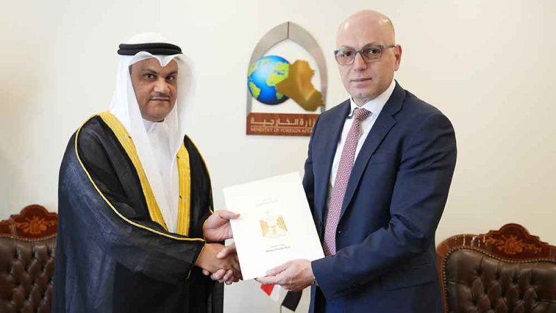 رئيس "المراسم" في "خارجية العراق" يتسلم البراءة القنصلية للقنصل العام لمملكة البحرين في النجف