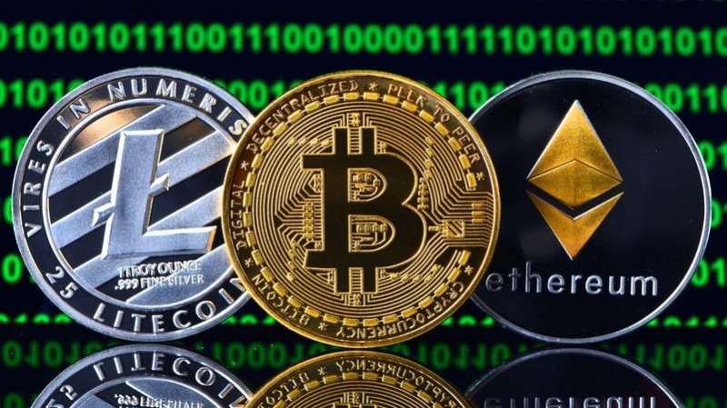 العملات الرقمية تشهد تصحيحاً بعد قفزة قياسية لـ"البيتكوين" فوق 126 ألف دولار