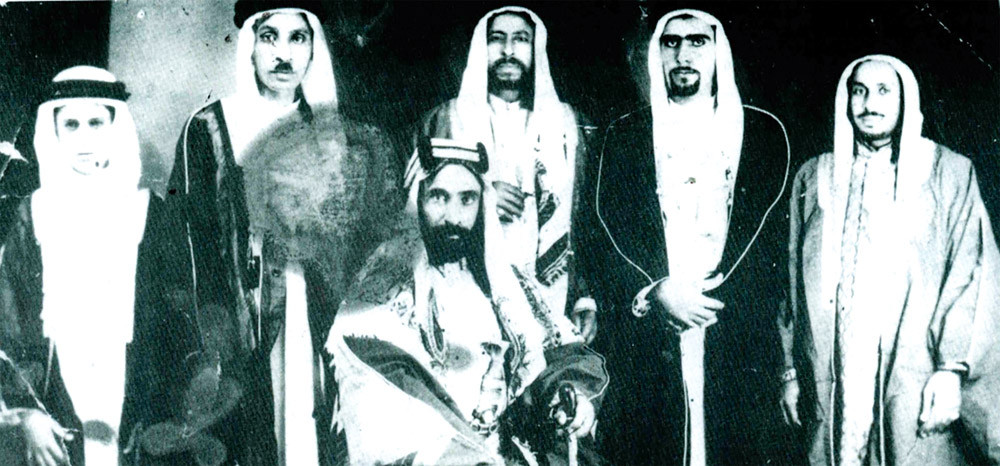 الثاني وقوفا من اليسار في لقطة تذكارية مع المغفور له الشيخ عبدالله بن عيسى