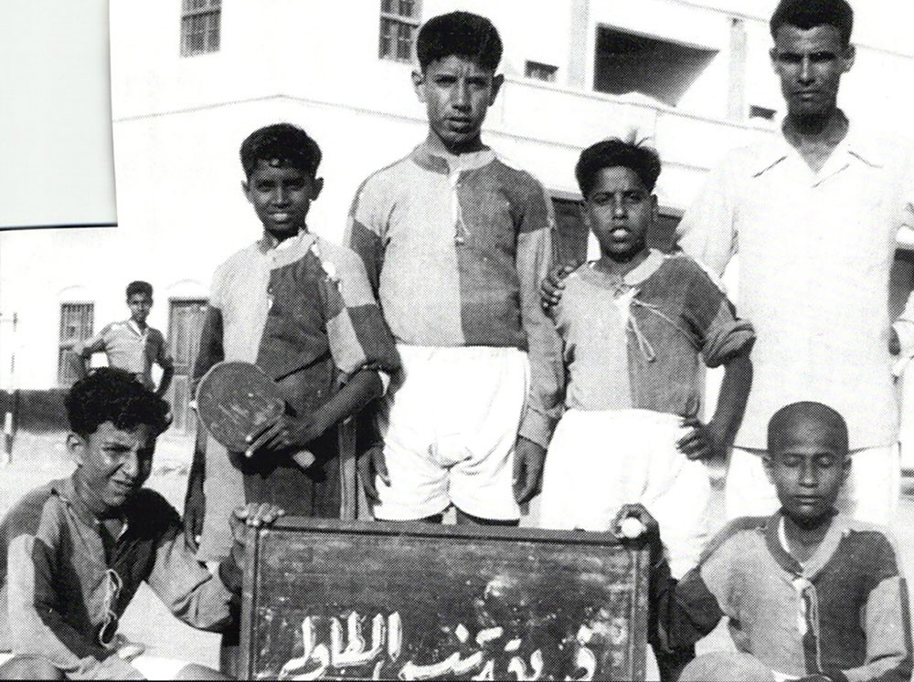 فريق مدرسة الرفاع الغربي الإعدادية للبنين المشارك في بطولة كرة الطاولة بالعام 1951
