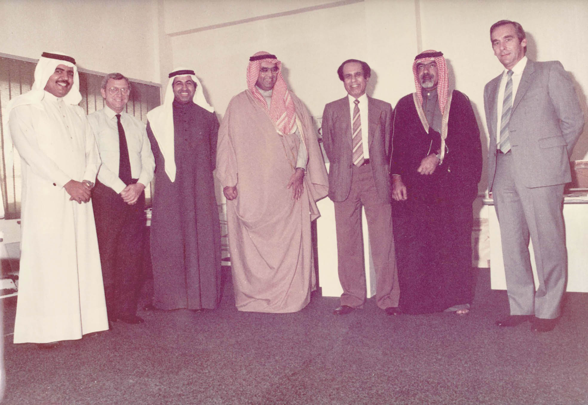 مع السفير والوزير السعودي غازي القصيبي رحمه الله في زيارته لمكتب الخليج للعلاقات العامة في الثمانينيات