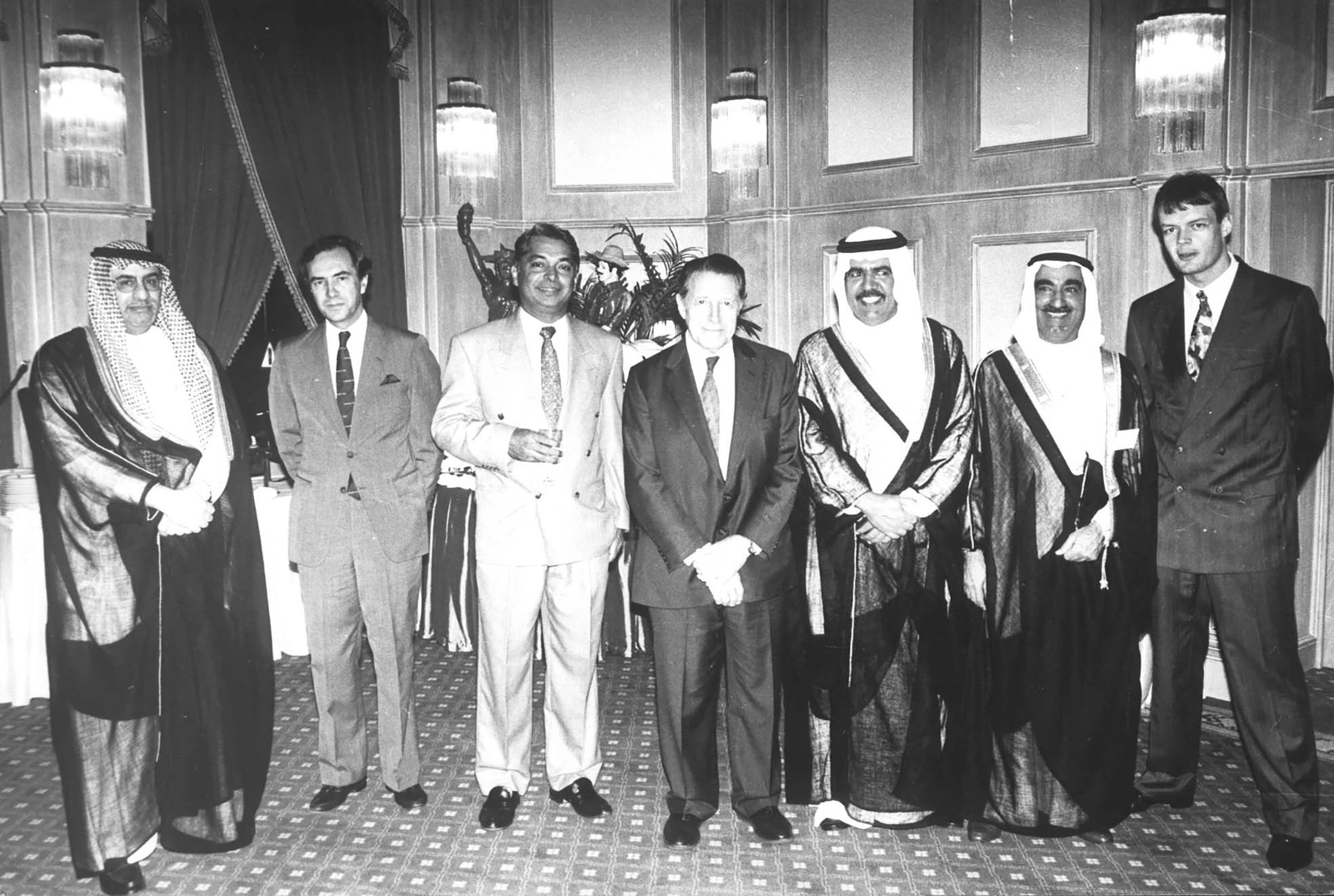 مع وزير الدفاع الأميركي واينبرجر في زيارته البحرين