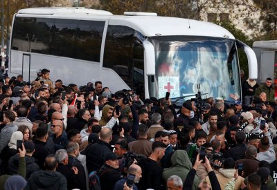 إسرائيل: الإفراج عن رهائننا أولا ثم إطلاق سراح المعتقلين