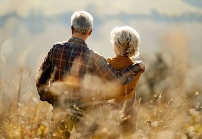 لماذا تعيش النساء أكثر من الرجال؟.. باحثون يحاولون الإجابة