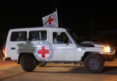 الصليب الأحمر يستعد لاستقبال الأسرى وإسرائيل تقر تعديلات بالقوائم