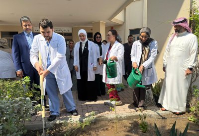 بلدية المنطقة الشمالية تنفذ حملات تشجير في مركز عالي الصحي ضمن فعاليات أسبوع الشجرة