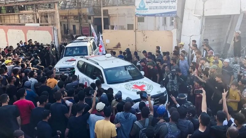 الجيش الإسرائيلي يتسلم 7 رهائن كدفعة أولى من عملية التبادل