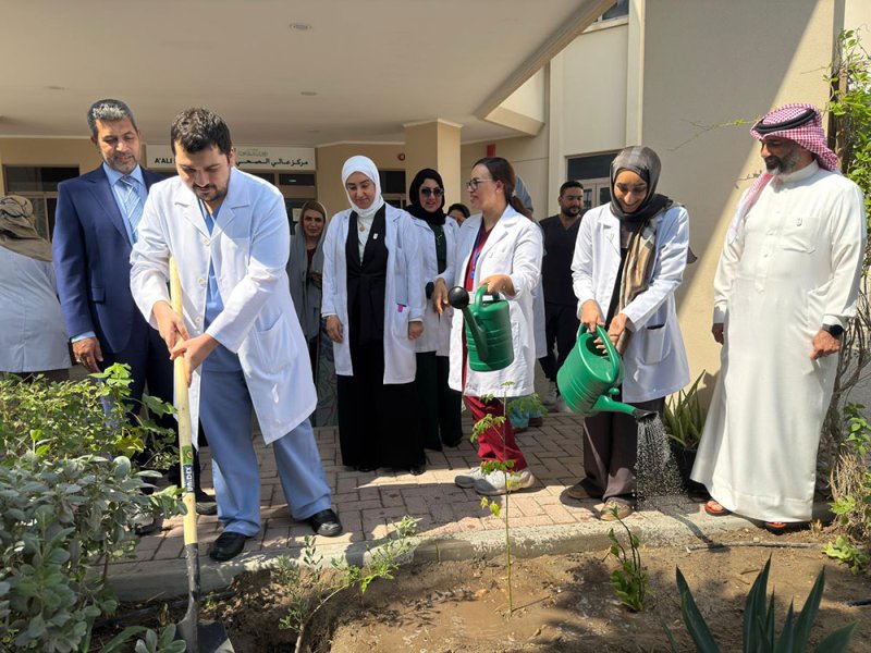 بلدية المنطقة الشمالية تنفذ حملات تشجير في مركز عالي الصحي ضمن فعاليات أسبوع الشجرة
