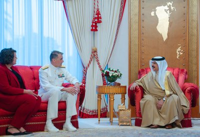 الملك المعظم القائد الأعلى للقوات المسلحة يستقبل قائد القوات البحرية بالقيادة المركزية الأميركية قائد الأسطول الخامس