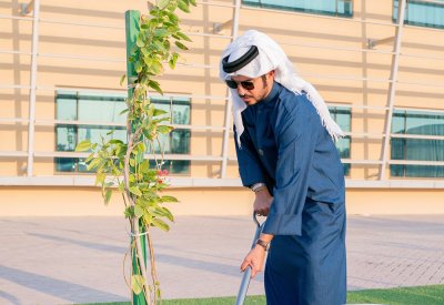 سمو الشيخ خالد بن حمد يشارك في أسبوع الشجرة بمدينة عيسى الرياضية
