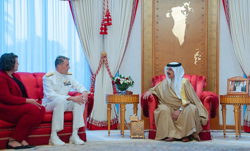الملك المعظم القائد الأعلى للقوات المسلحة يستقبل قائد القوات البحرية بالقيادة المركزية الأميركية قائد الأسطول الخامس