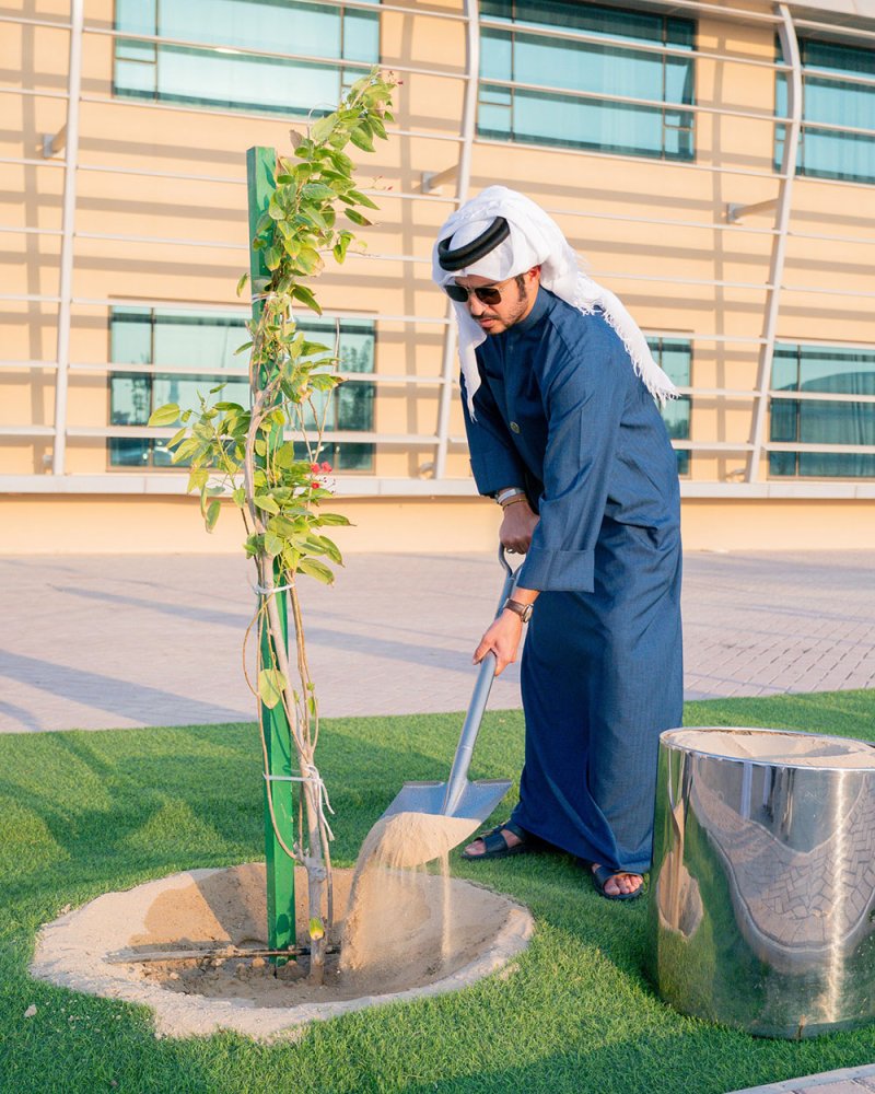 سمو الشيخ خالد بن حمد يشارك في أسبوع الشجرة بمدينة عيسى الرياضية